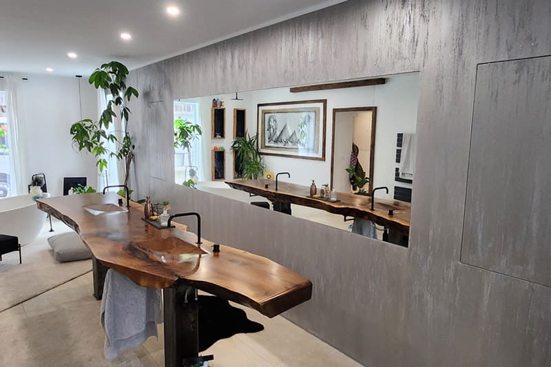 Spezielle Gestaltungstechnik einer Wand in einem Badezimmer mit Grau und Silber