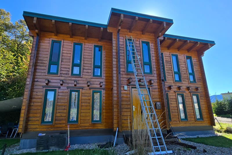 Lackierarbeiten eines Holzhauses