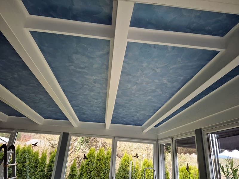 Deckengestaltung in verschiedenen Blautönen