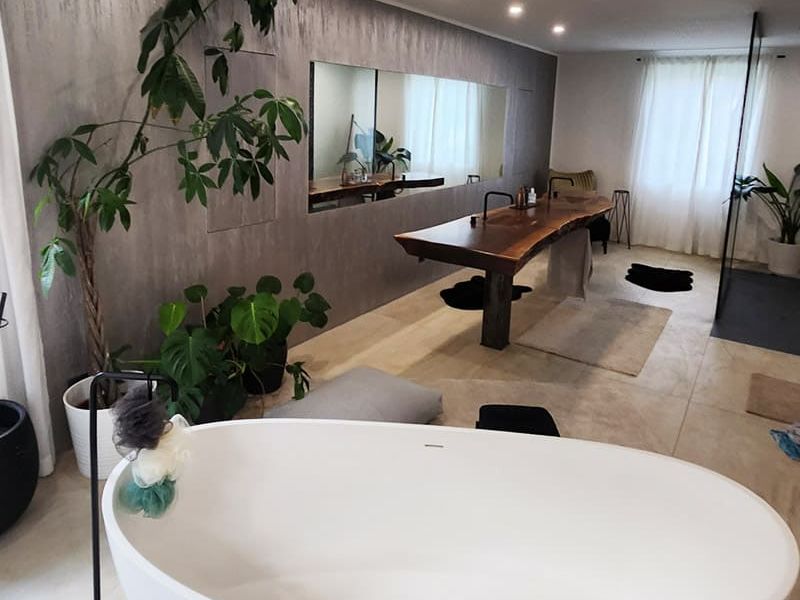 Gestaltungstechnik in Grau und Silber in einem Badezimmer